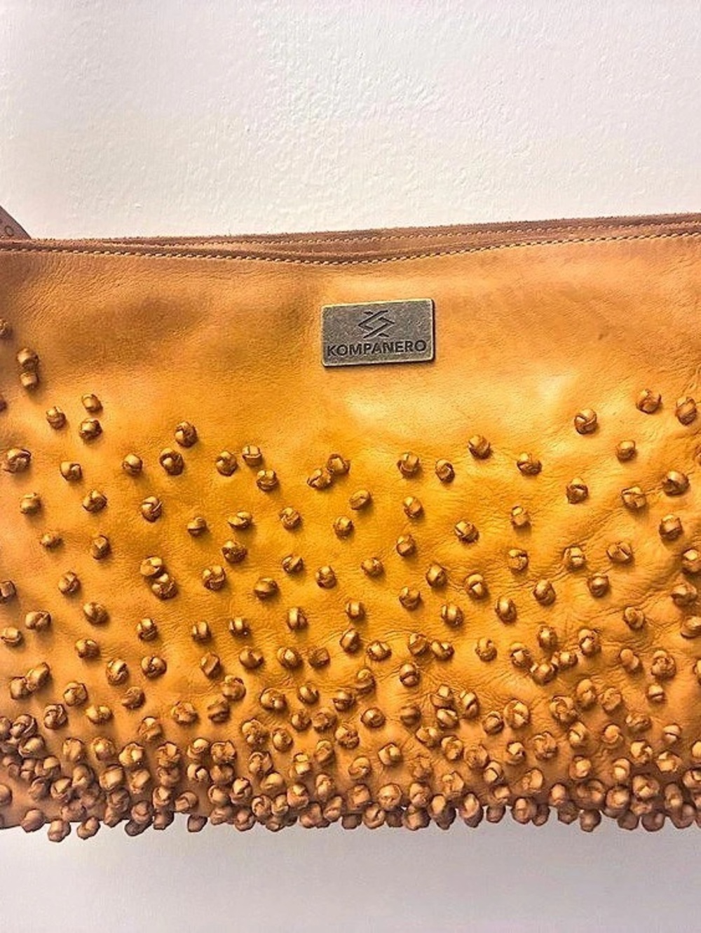 Kompanero Hawysia - The Sling Bag Studded Crossbody Bag in Brown